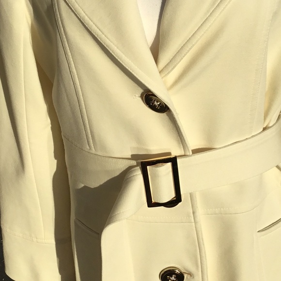 Cache Immaculate elegant ivory coat. - Picture 2 of 5